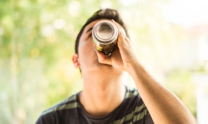 Αλκοόλ: Γιατί δεν πρέπει να πίνουν οι έφηβοι